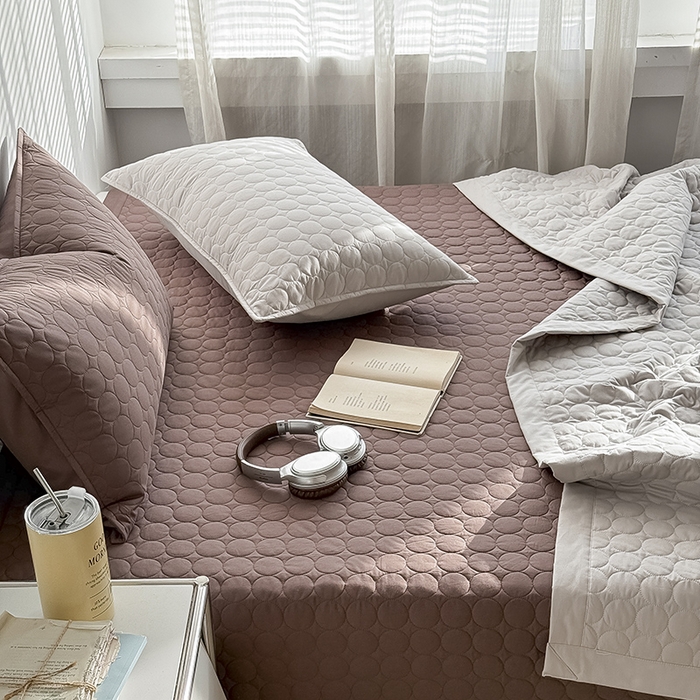 91家纺网 家纺一手货源 找家纺 Mr.pig猪先生水洗棉 2026新款A类全棉水洗棉夹棉床盖三件套棉水洗绗缝夹棉床单加厚加棉防滑炕盖四季-圆心系列 （展示价格为控价，实际价格请联系客服） 圆心巧克力色