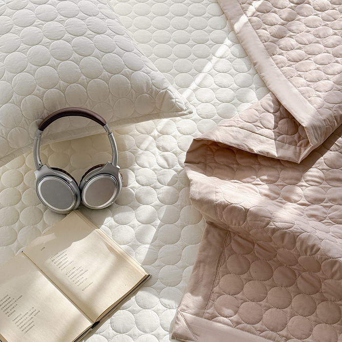 91家纺网 家纺一手货源 找家纺 Mr.pig猪先生水洗棉 2026新款A类全棉水洗棉夹棉床盖三件套棉水洗绗缝夹棉床单加厚加棉防滑炕盖四季-圆心系列 （展示价格为控价，实际价格请联系客服） 圆心白白