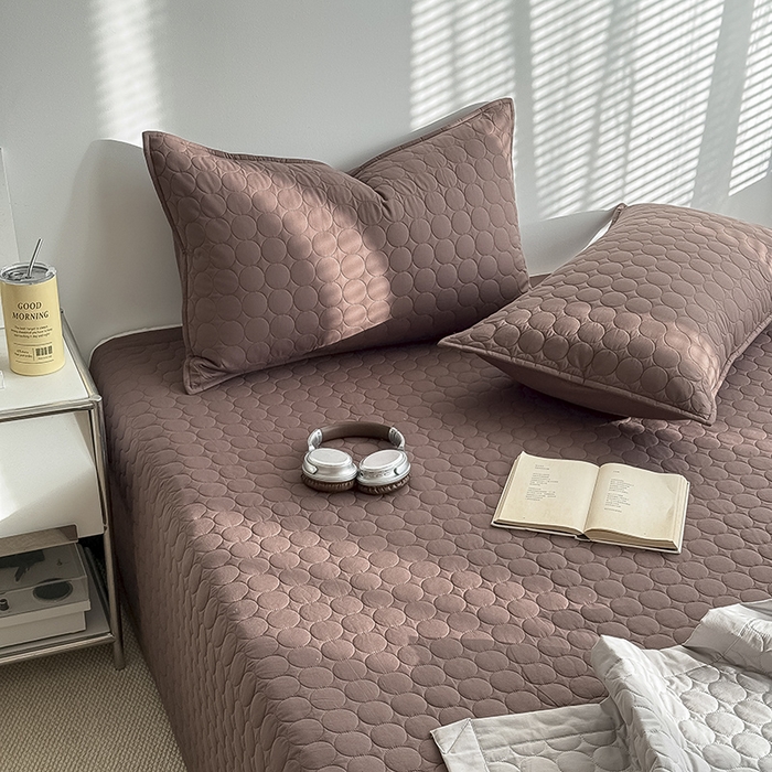 91家纺网 家纺一手货源 找家纺 Mr.pig猪先生水洗棉 2026新款A类全棉水洗棉夹棉床盖三件套棉水洗绗缝夹棉床单加厚加棉防滑炕盖四季-圆心系列 （展示价格为控价，实际价格请联系客服） 圆心巧克力色