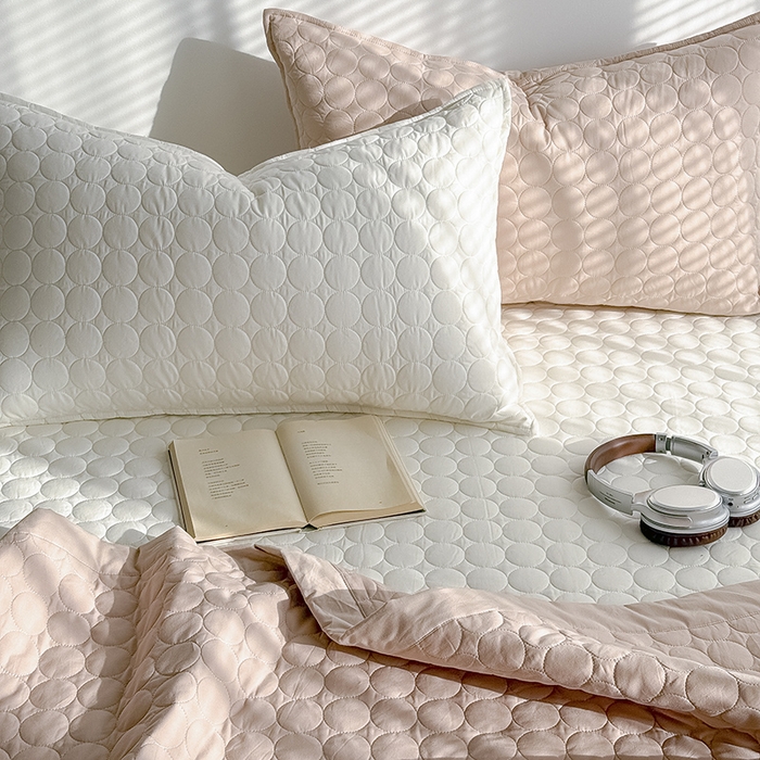 91家纺网 家纺一手货源 找家纺 Mr.pig猪先生水洗棉 2026新款A类全棉水洗棉夹棉床盖三件套棉水洗绗缝夹棉床单加厚加棉防滑炕盖四季-圆心系列 （展示价格为控价，实际价格请联系客服） 圆心白白