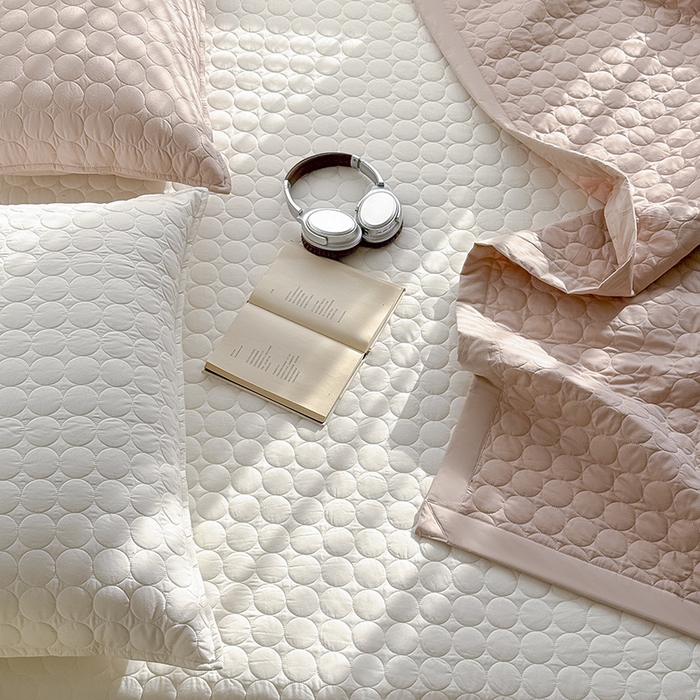 91家纺网 家纺一手货源 找家纺 Mr.pig猪先生水洗棉 2026新款A类全棉水洗棉夹棉床盖三件套棉水洗绗缝夹棉床单加厚加棉防滑炕盖四季-圆心系列 （展示价格为控价，实际价格请联系客服） 圆心白白