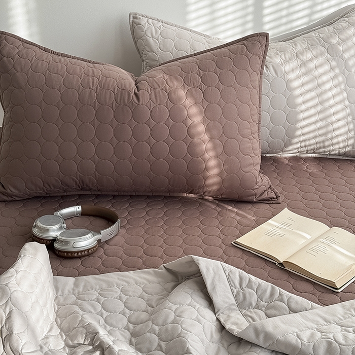 91家纺网 家纺一手货源 找家纺 Mr.pig猪先生水洗棉 2026新款A类全棉水洗棉夹棉床盖三件套棉水洗绗缝夹棉床单加厚加棉防滑炕盖四季-圆心系列 （展示价格为控价，实际价格请联系客服） 圆心巧克力色