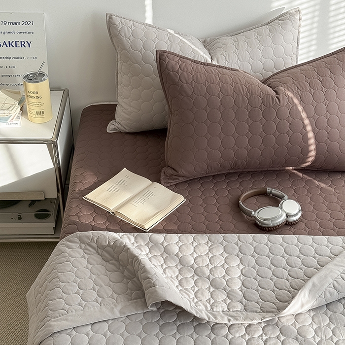 91家纺网 家纺一手货源 找家纺 Mr.pig猪先生水洗棉 2026新款A类全棉水洗棉夹棉床盖三件套棉水洗绗缝夹棉床单加厚加棉防滑炕盖四季-圆心系列 （展示价格为控价，实际价格请联系客服） 圆心巧克力色