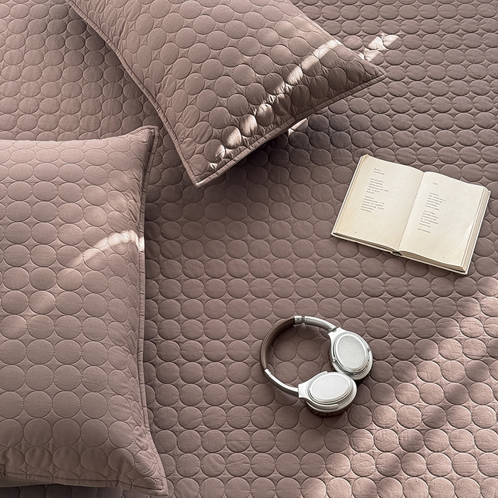 91家纺网 家纺一手货源 找家纺 Mr.pig猪先生水洗棉 2026新款A类全棉水洗棉夹棉床盖三件套棉水洗绗缝夹棉床单加厚加棉防滑炕盖四季-圆心系列 （展示价格为控价，实际价格请联系客服） 圆心巧克力色