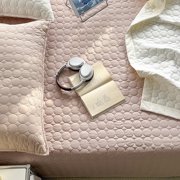 91家纺网 家纺一手货源 找家纺 Mr.pig猪先生水洗棉 2026新款A类全棉水洗棉夹棉床盖三件套棉水洗绗缝夹棉床单加厚加棉防滑炕盖四季-圆心系列 （展示价格为控价，实际价格请联系客服） 圆心咖咖