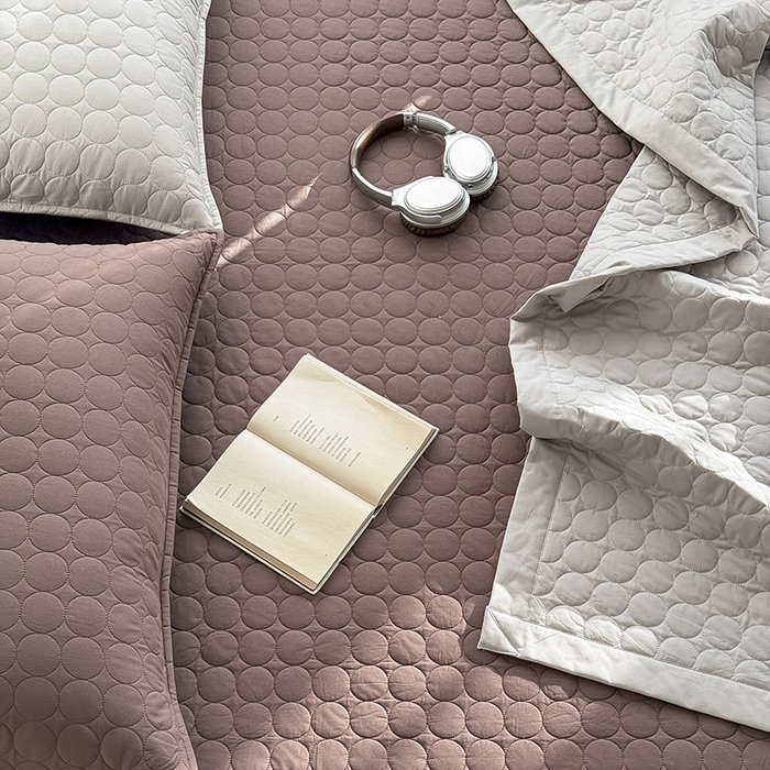 91家纺网 家纺一手货源 找家纺 Mr.pig猪先生水洗棉 2026新款A类全棉水洗棉夹棉床盖三件套棉水洗绗缝夹棉床单加厚加棉防滑炕盖四季-圆心系列 （展示价格为控价，实际价格请联系客服） 圆心巧克力色