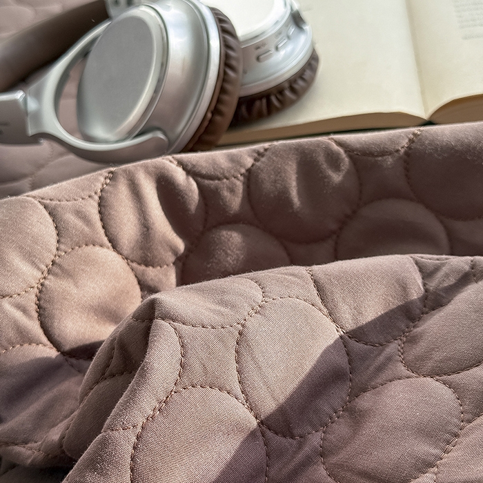 91家纺网 家纺一手货源 找家纺 Mr.pig猪先生水洗棉 2026新款A类全棉水洗棉夹棉床盖三件套棉水洗绗缝夹棉床单加厚加棉防滑炕盖四季-圆心系列 （展示价格为控价，实际价格请联系客服） 圆心巧克力色