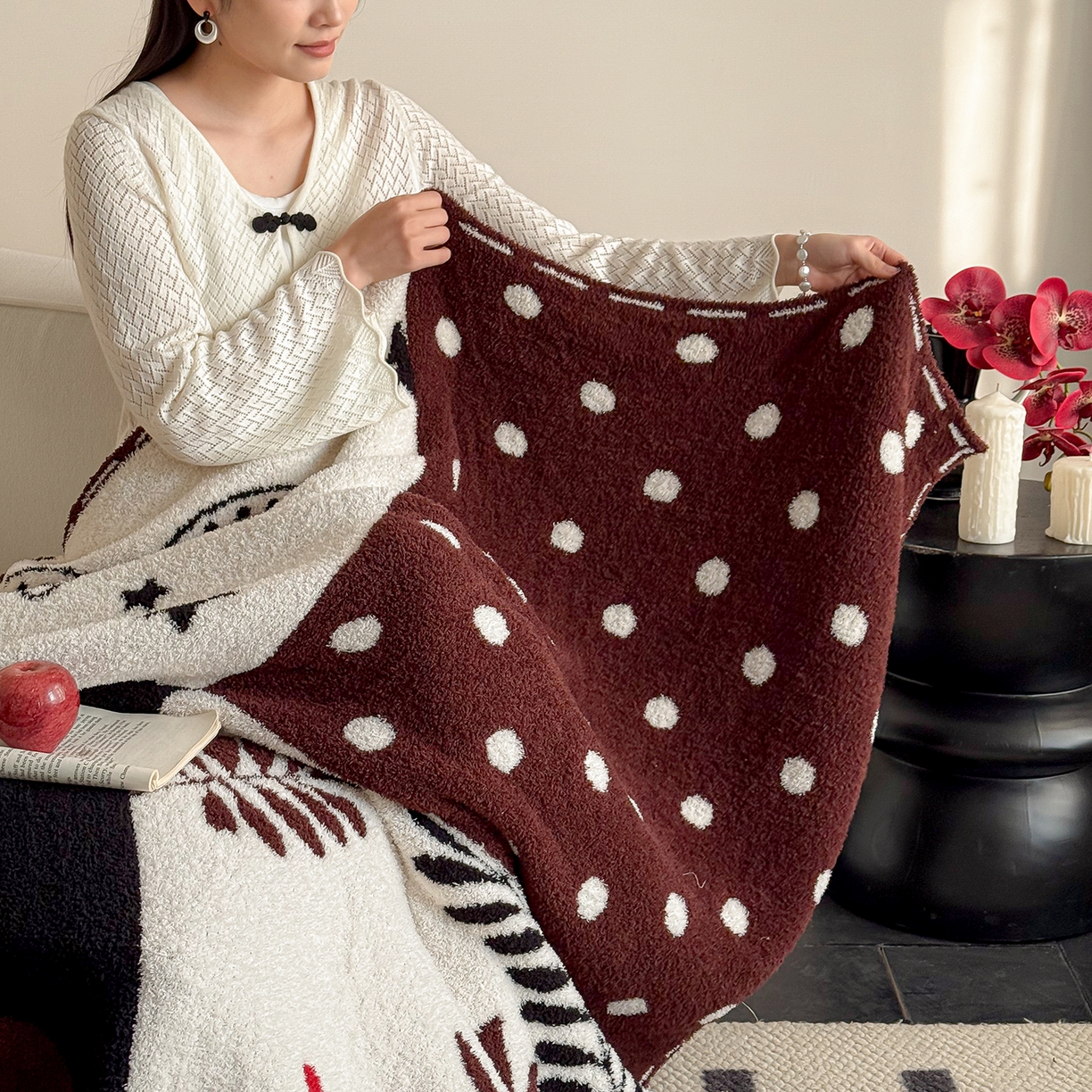 91家纺网 家纺一手货源 找家纺 多乐娜 2026新款马年新年款半边绒毛毯高克重沙发毯盖毯130*170cm大尺寸（会员-10元！附送拎包！ 严格控价：单款+40元起销售，禁止低价！) 奔腾岁月