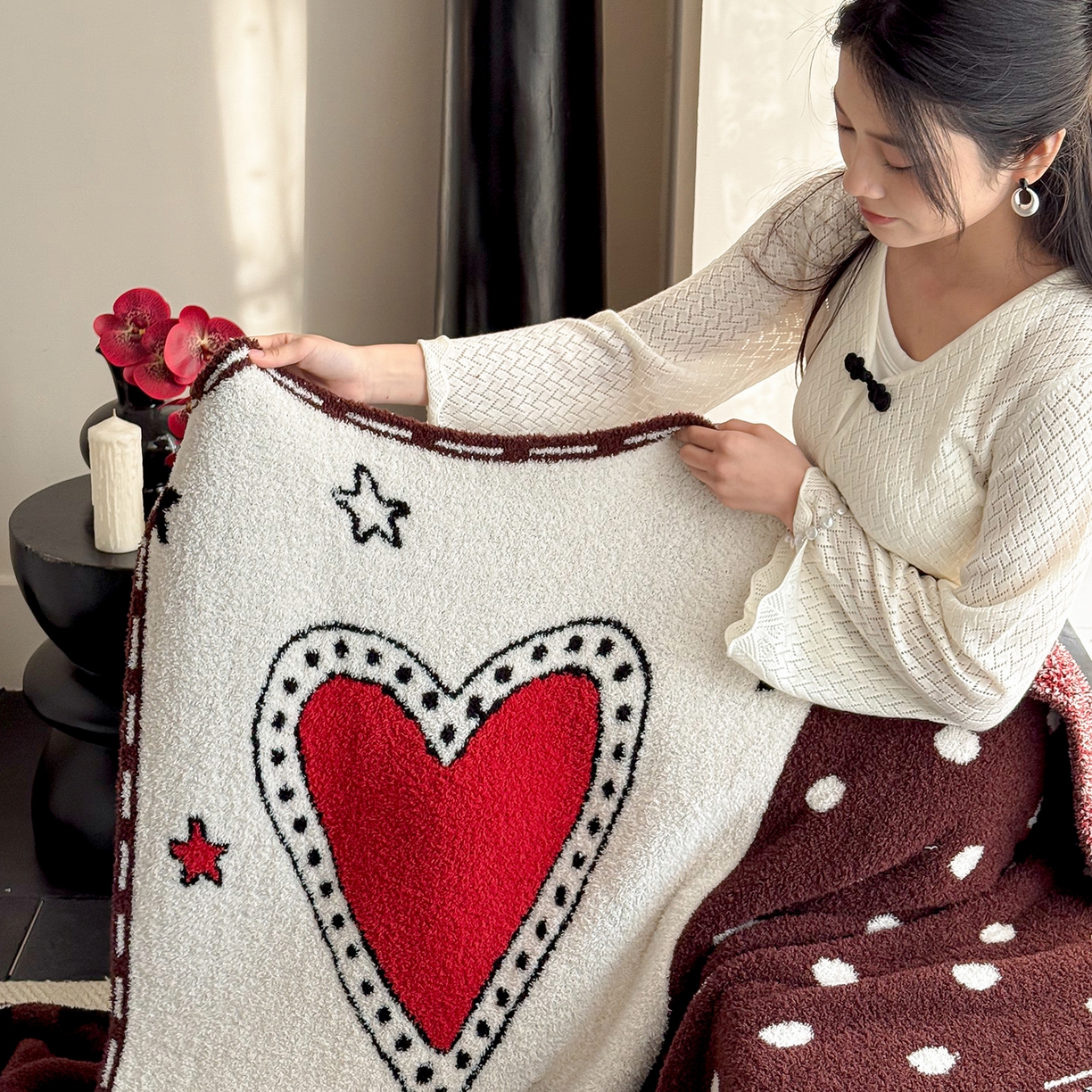 91家纺网 家纺一手货源 找家纺 多乐娜 2026新款马年新年款半边绒毛毯高克重沙发毯盖毯130*170cm大尺寸（会员-10元！附送拎包！ 严格控价：单款+40元起销售，禁止低价！) 奔腾岁月