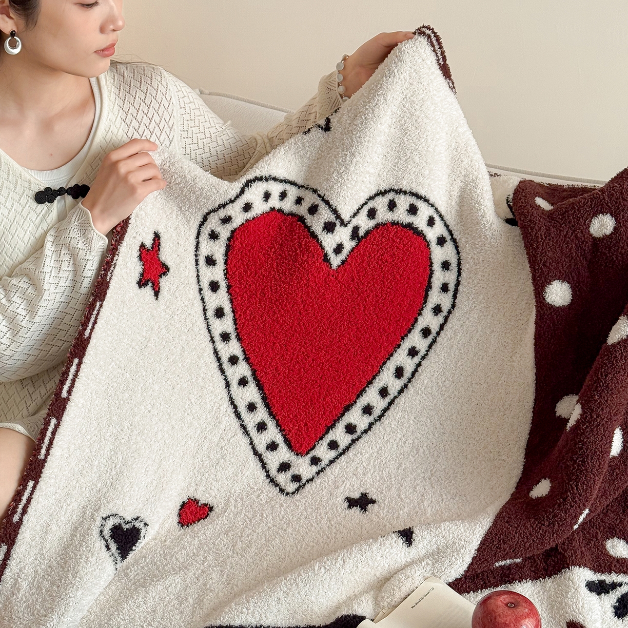 91家纺网 家纺一手货源 找家纺 多乐娜 2026新款马年新年款半边绒毛毯高克重沙发毯盖毯130*170cm大尺寸（会员-10元！附送拎包！ 严格控价：单款+40元起销售，禁止低价！) 奔腾岁月