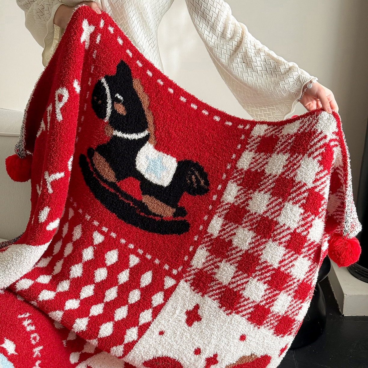 91家纺网 家纺一手货源 找家纺 （总）多乐娜 2026新款马年新年款半边绒毛毯高克重沙发毯盖毯130*170cm大尺寸（会员-10元！附送拎包！ 严格控价：单款+40元起销售，禁止低价！)