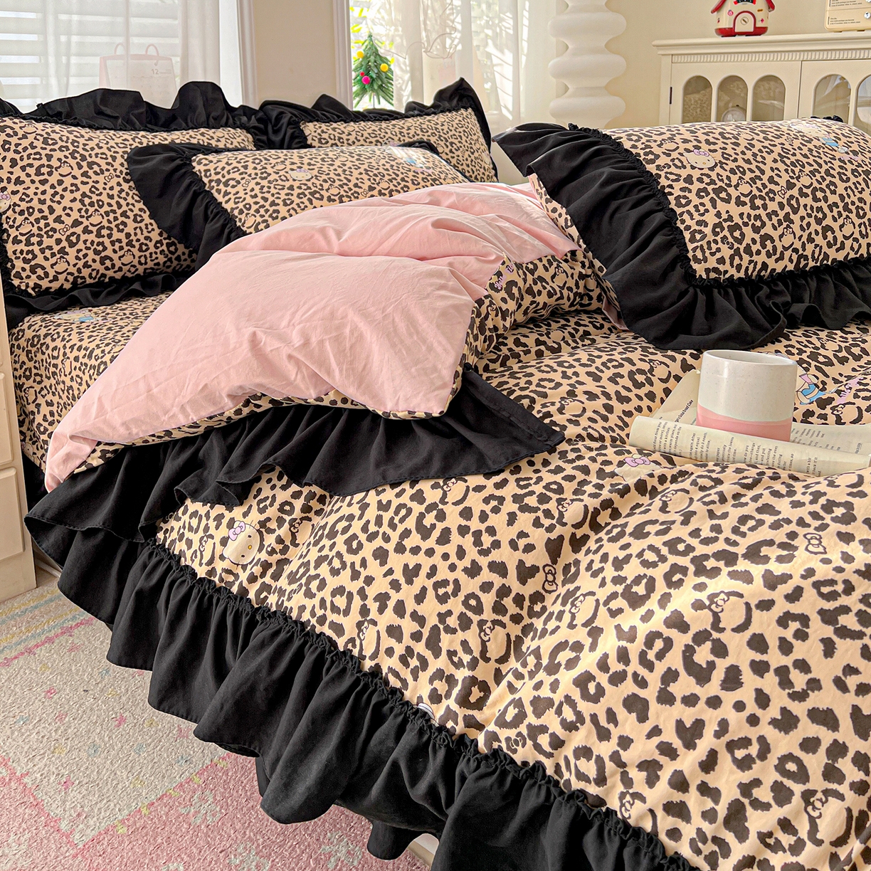 91家纺网 家纺一手货源 找家纺 （总）富米莱（原臻工厂） 2026新款法式赫本风大花边A类古法仿棉云感纱床盖床裙四件套-场景二