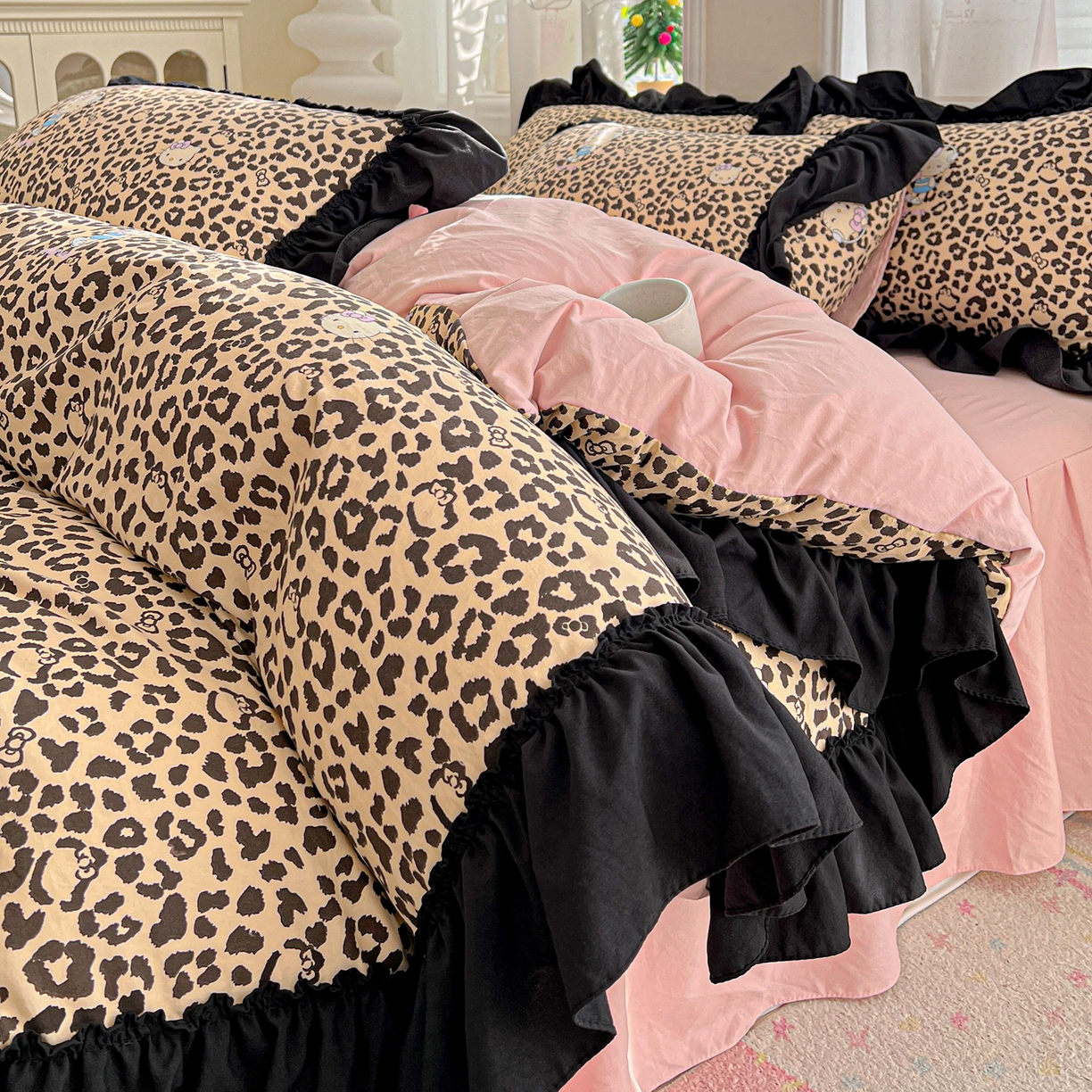 91家纺网 家纺一手货源 找家纺 （总）富米莱（原臻工厂） 2026新款法式赫本风大花边A类古法仿棉云感纱床盖床裙四件套-场景二