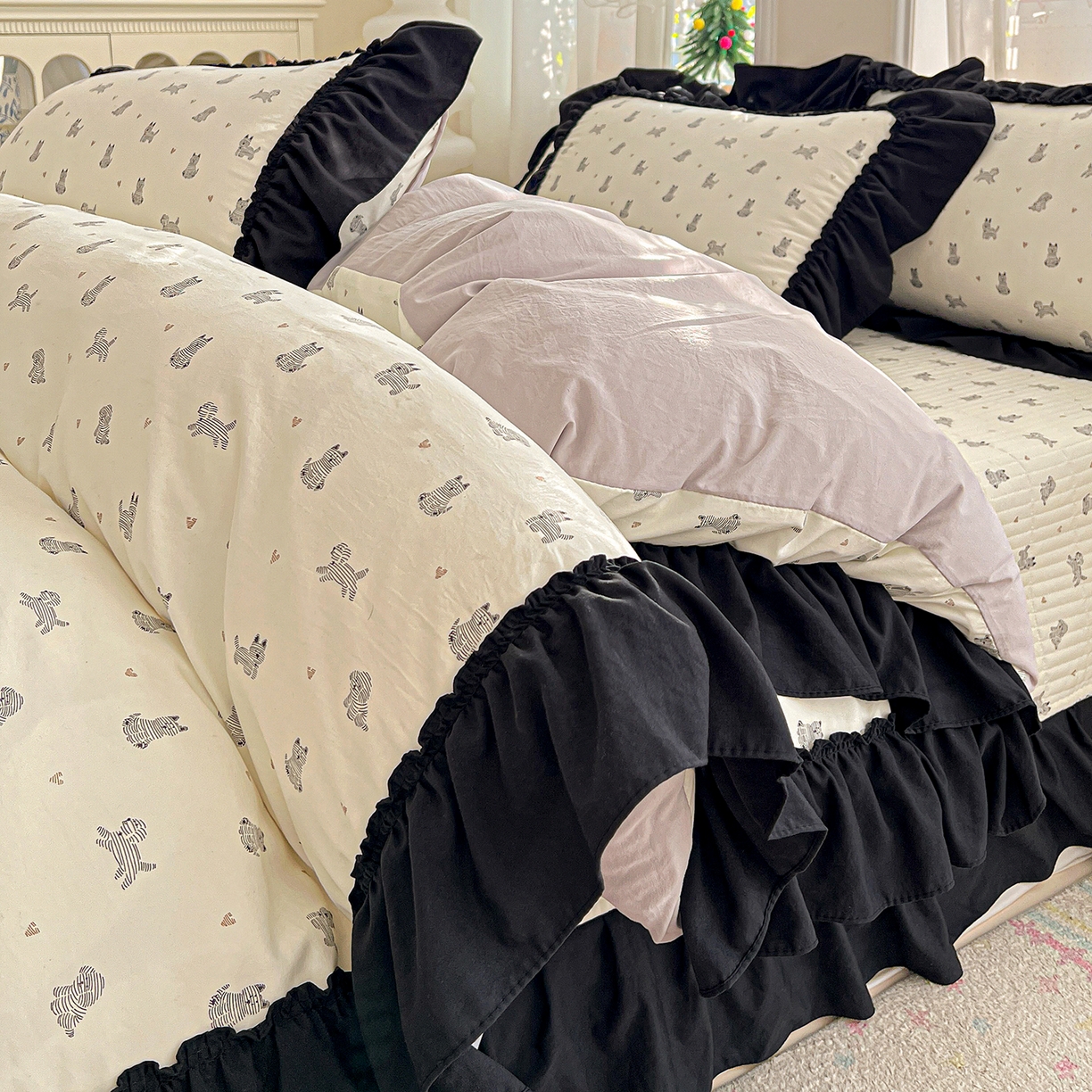 91家纺网 家纺一手货源 找家纺 富米莱（原臻工厂） 2026新款法式赫本风大花边A类古法仿棉云感纱床盖床裙四件套-场景二 恰恰狗