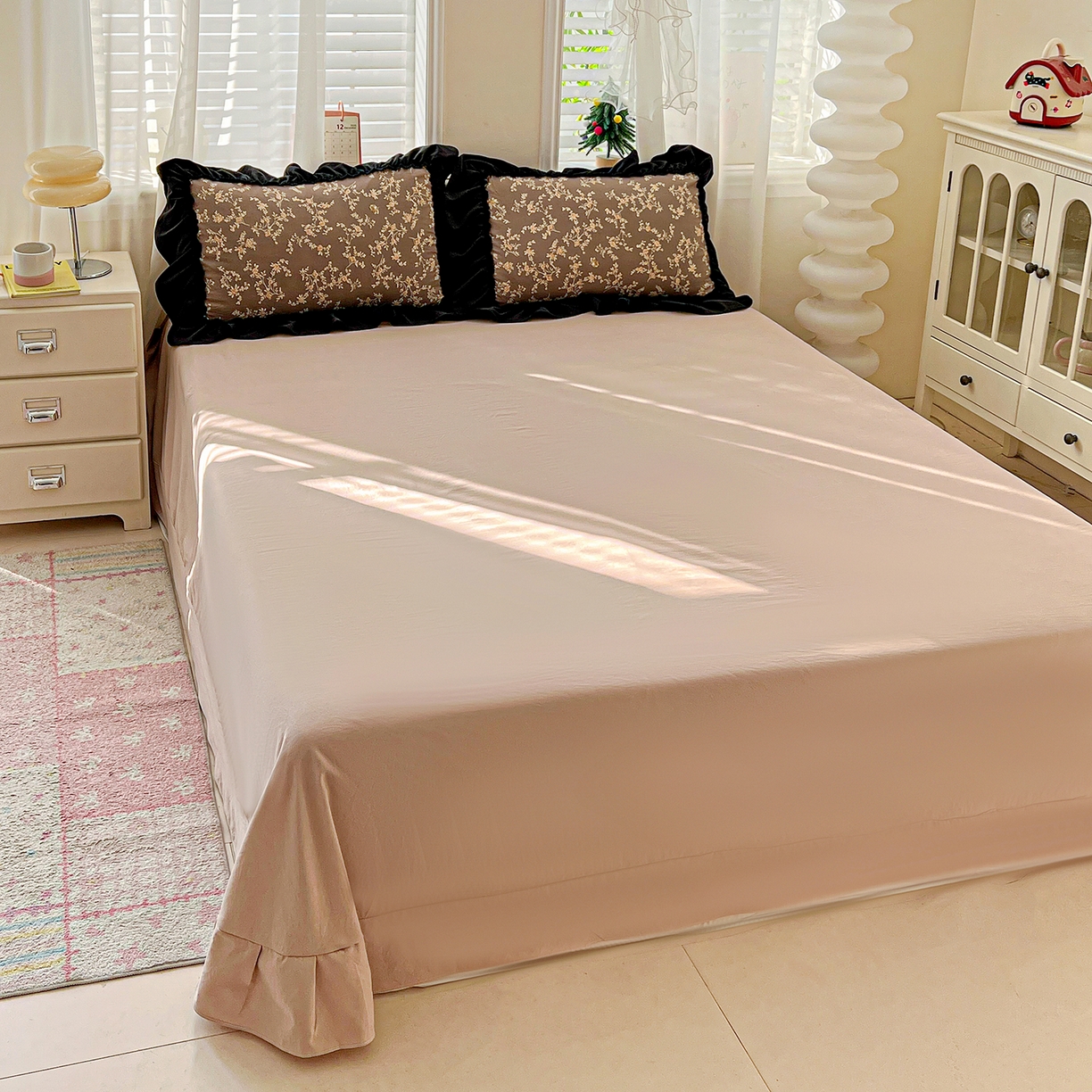 91家纺网 家纺一手货源 找家纺 富米莱（原臻工厂） 2026新款法式赫本风大花边A类古法仿棉云感纱床盖床裙四件套-场景二 花影浅吟