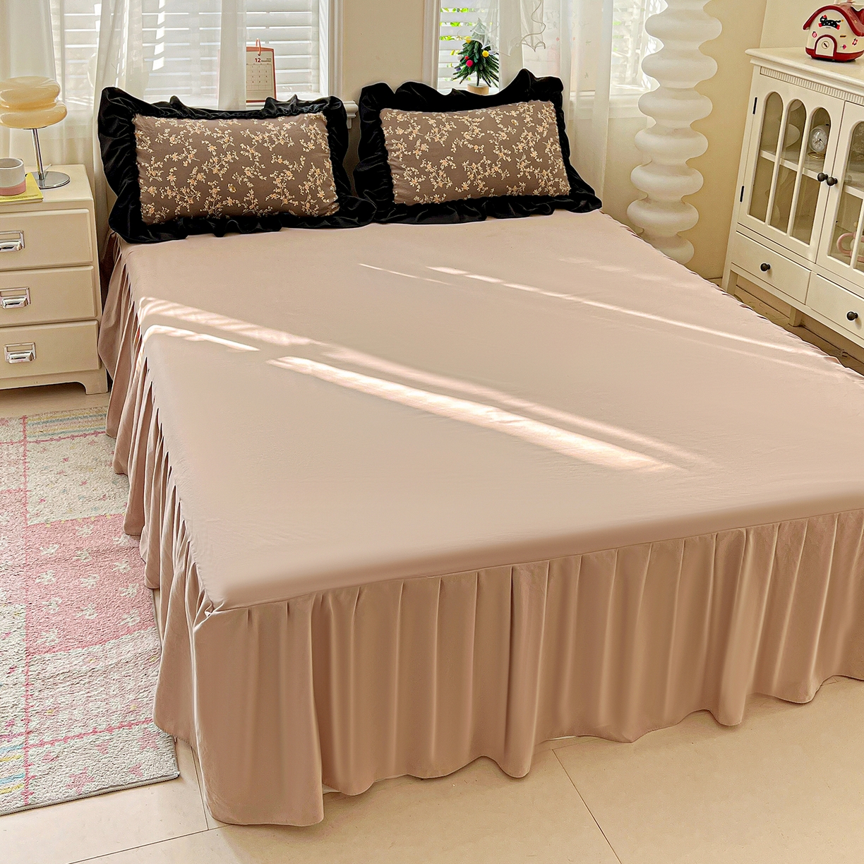 91家纺网 家纺一手货源 找家纺 富米莱（原臻工厂） 2026新款法式赫本风大花边A类古法仿棉云感纱床盖床裙四件套-场景二 花影浅吟