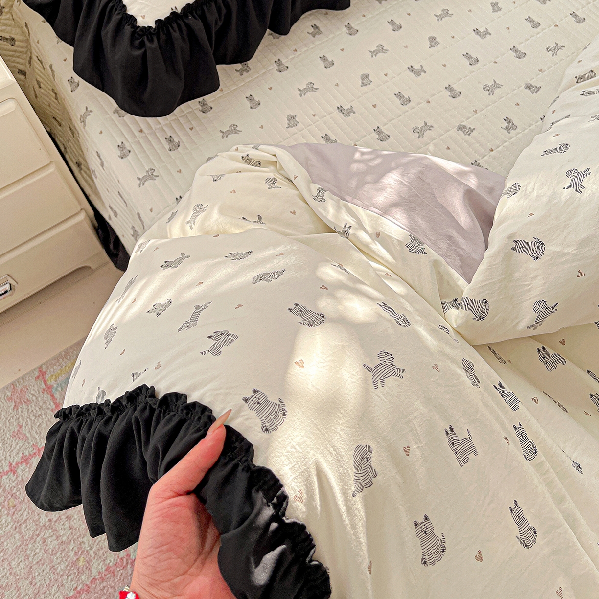 91家纺网 家纺一手货源 找家纺 富米莱（原臻工厂） 2026新款法式赫本风大花边A类古法仿棉云感纱床盖床裙四件套-场景二 恰恰狗