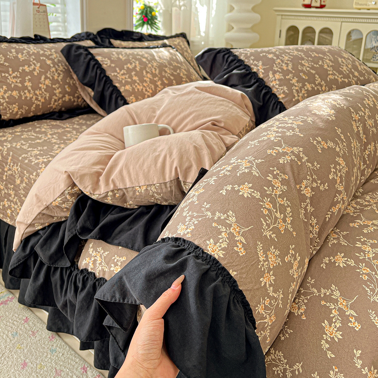 91家纺网 家纺一手货源 找家纺 （总）富米莱（原臻工厂） 2026新款法式赫本风大花边A类古法仿棉云感纱床盖床裙四件套-场景二