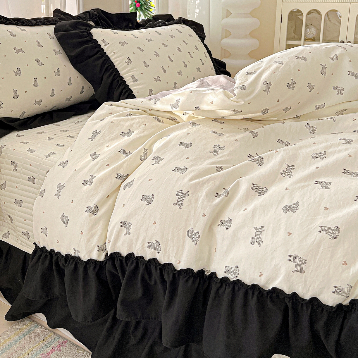 91家纺网 家纺一手货源 找家纺 富米莱（原臻工厂） 2026新款法式赫本风大花边A类古法仿棉云感纱床盖床裙四件套-场景二 恰恰狗