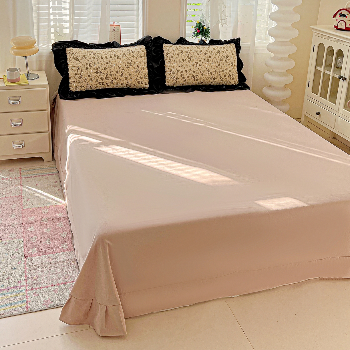 91家纺网 家纺一手货源 找家纺 富米莱（原臻工厂） 2026新款法式赫本风大花边A类古法仿棉云感纱床盖床裙四件套-场景二 卡布奇诺