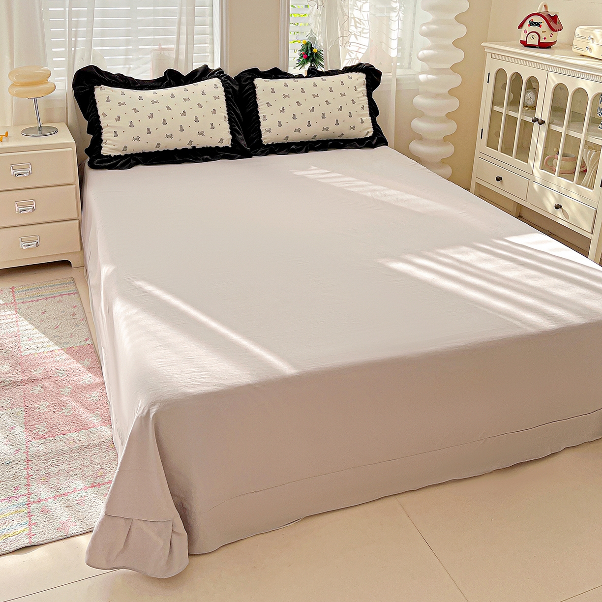 91家纺网 家纺一手货源 找家纺 富米莱（原臻工厂） 2026新款法式赫本风大花边A类古法仿棉云感纱床盖床裙四件套-场景二 恰恰狗