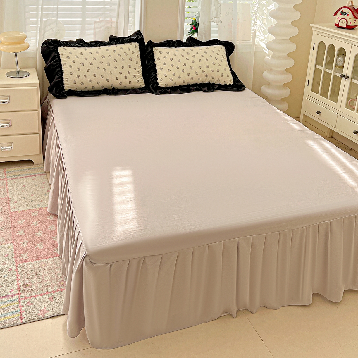 91家纺网 家纺一手货源 找家纺 富米莱（原臻工厂） 2026新款法式赫本风大花边A类古法仿棉云感纱床盖床裙四件套-场景二 花语玫瑰