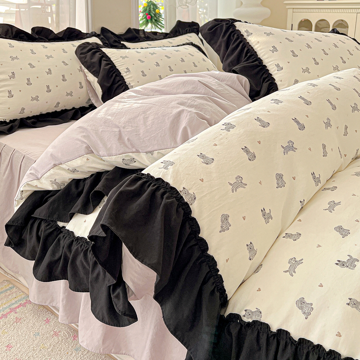 91家纺网 家纺一手货源 找家纺 富米莱（原臻工厂） 2026新款法式赫本风大花边A类古法仿棉云感纱床盖床裙四件套-场景二 恰恰狗