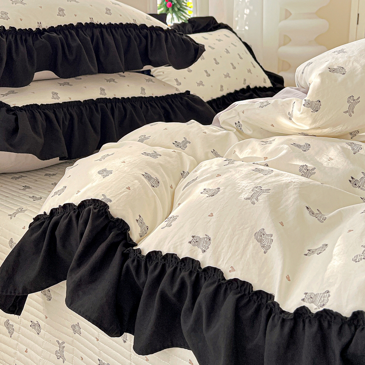 91家纺网 家纺一手货源 找家纺 富米莱（原臻工厂） 2026新款法式赫本风大花边A类古法仿棉云感纱床盖床裙四件套-场景二 恰恰狗