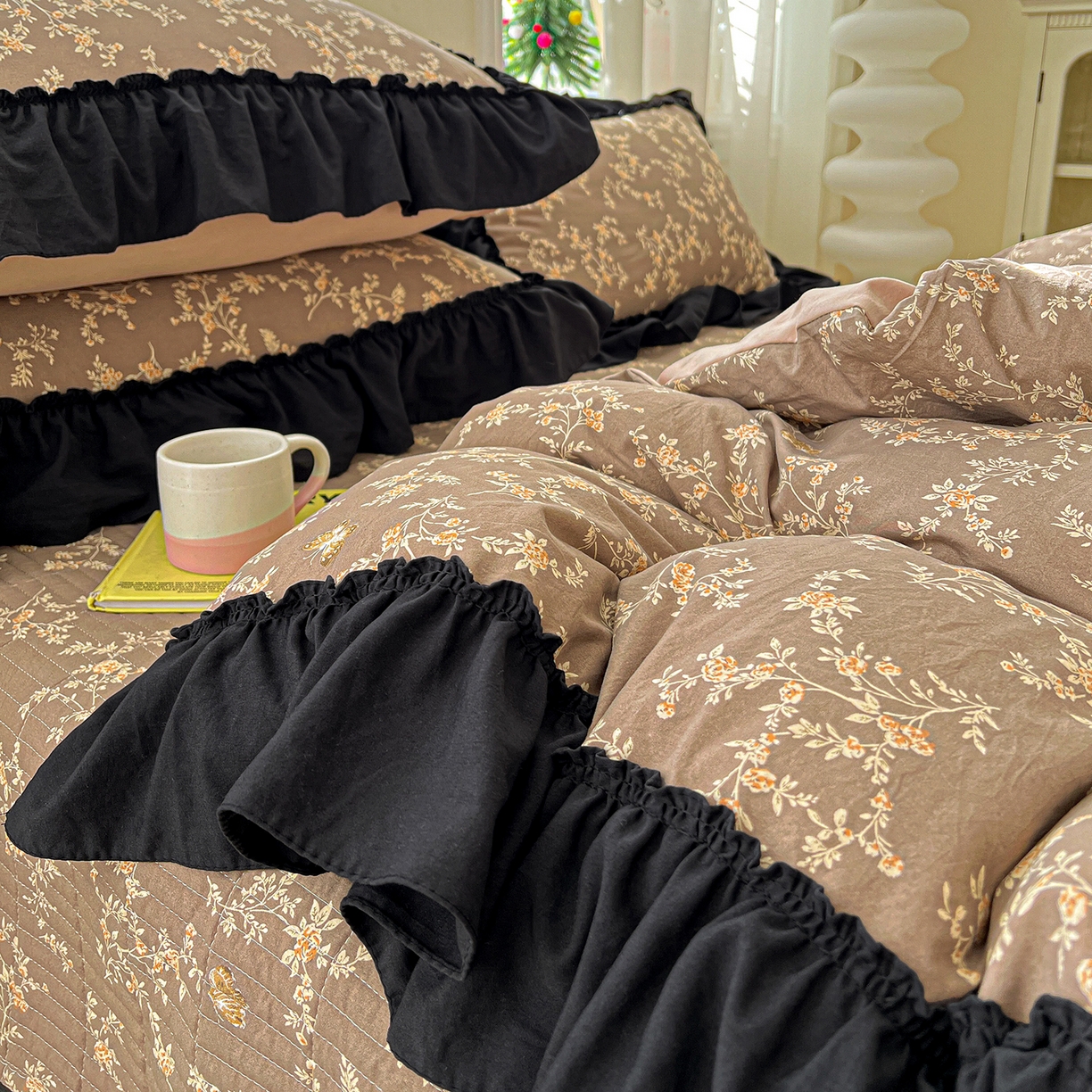 91家纺网 家纺一手货源 找家纺 富米莱（原臻工厂） 2026新款法式赫本风大花边A类古法仿棉云感纱床盖床裙四件套-场景二 花影浅吟