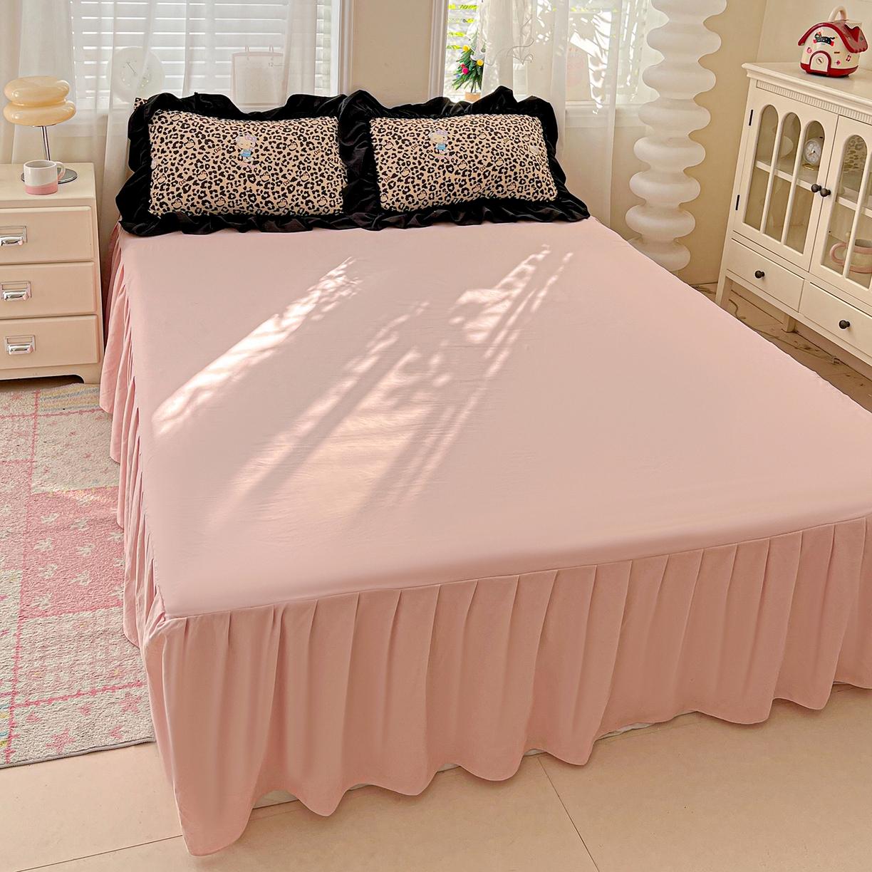 91家纺网 家纺一手货源 找家纺 富米莱（原臻工厂） 2026新款法式赫本风大花边A类古法仿棉云感纱床盖床裙四件套-场景二 豹纹猫咪