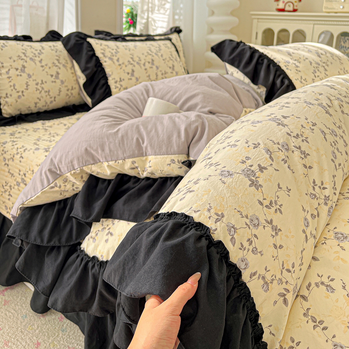 富米莱（原臻工厂） 2026新款法式赫本风大花边A类古法仿棉云感纱床盖床裙四件套-场景二 槿上花开