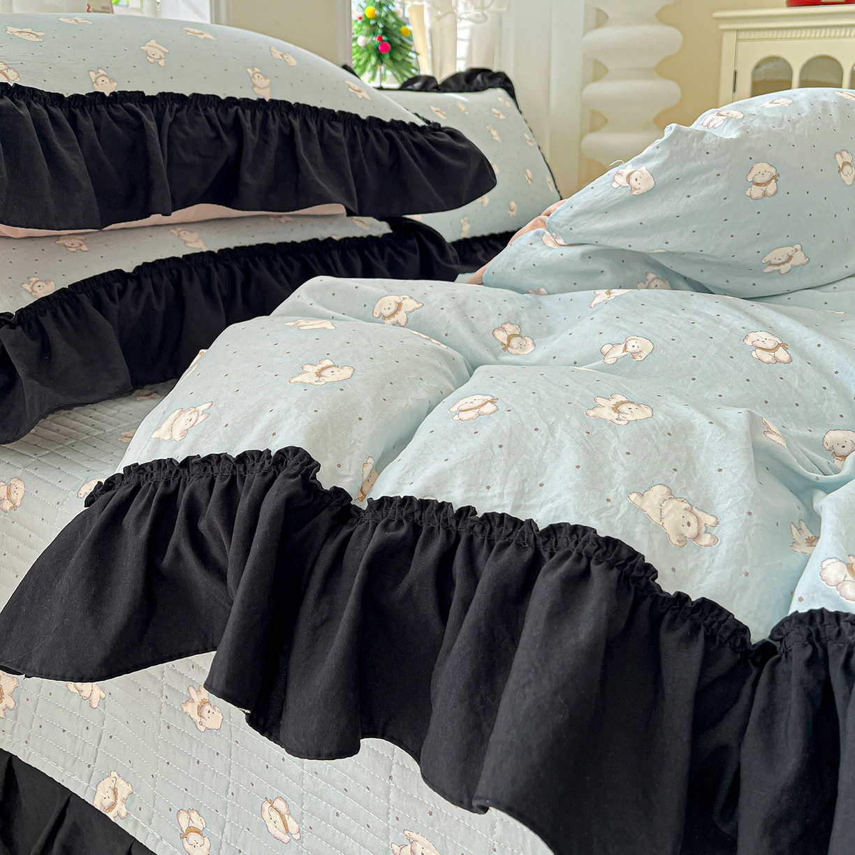 91家纺网 家纺一手货源 找家纺 富米莱（原臻工厂） 2026新款法式赫本风大花边A类古法仿棉云感纱床盖床裙四件套-场景二 雾蓝小熊