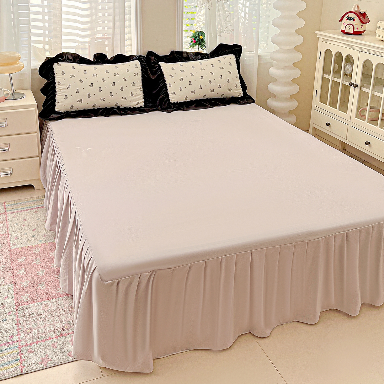 91家纺网 家纺一手货源 找家纺 富米莱（原臻工厂） 2026新款法式赫本风大花边A类古法仿棉云感纱床盖床裙四件套-场景二 恰恰狗