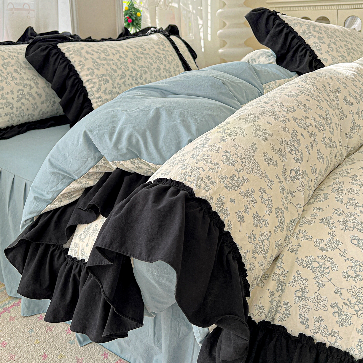 91家纺网 家纺一手货源 找家纺 富米莱（原臻工厂） 2026新款法式赫本风大花边A类古法仿棉云感纱床盖床裙四件套-场景二 兰絮语