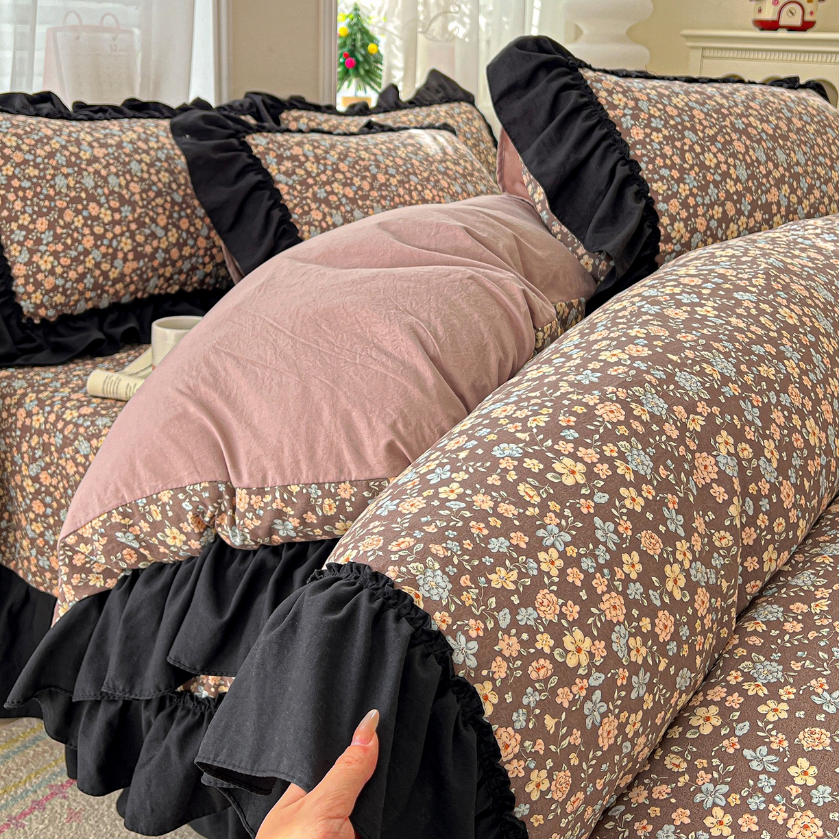 91家纺网 家纺一手货源 找家纺 （总）富米莱（原臻工厂） 2026新款法式赫本风大花边A类古法仿棉云感纱床盖床裙四件套-场景二