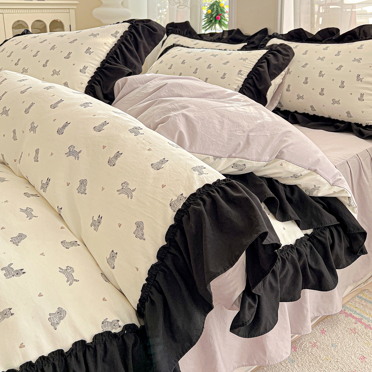 91家纺网 家纺一手货源 找家纺 富米莱（原臻工厂） 2026新款法式赫本风大花边A类古法仿棉云感纱床盖床裙四件套-场景二 恰恰狗