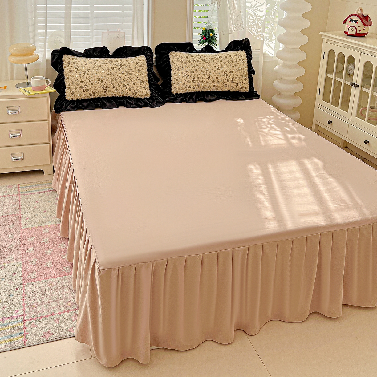 91家纺网 家纺一手货源 找家纺 富米莱（原臻工厂） 2026新款法式赫本风大花边A类古法仿棉云感纱床盖床裙四件套-场景二 卡布奇诺