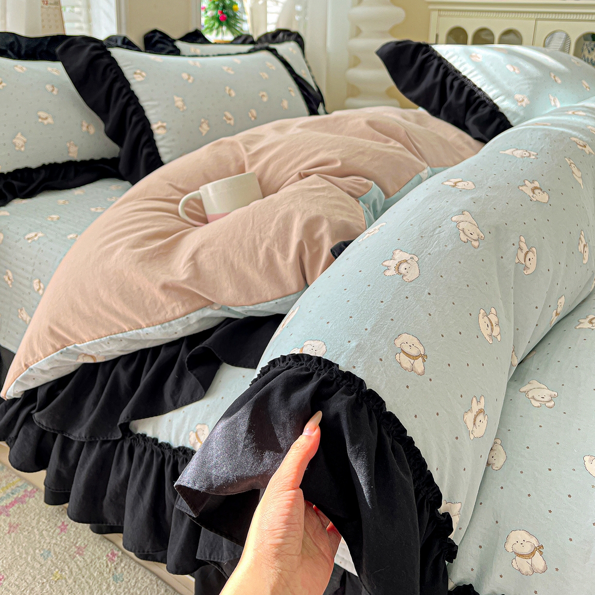 富米莱（原臻工厂） 2026新款法式赫本风大花边A类古法仿棉云感纱床盖床裙四件套-场景二 雾蓝小熊