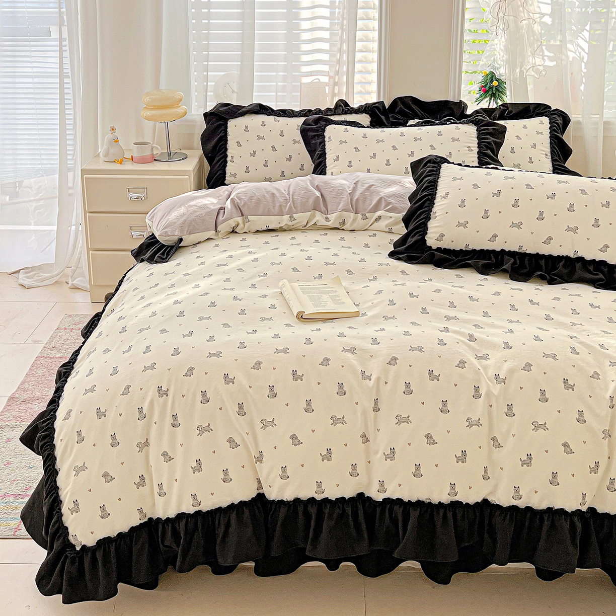 91家纺网 家纺一手货源 找家纺 富米莱（原臻工厂） 2026新款法式赫本风大花边A类古法仿棉云感纱床盖床裙四件套-场景二 恰恰狗