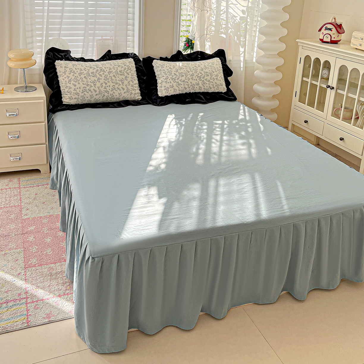 91家纺网 家纺一手货源 找家纺 富米莱（原臻工厂） 2026新款法式赫本风大花边A类古法仿棉云感纱床盖床裙四件套-场景二 兰絮语