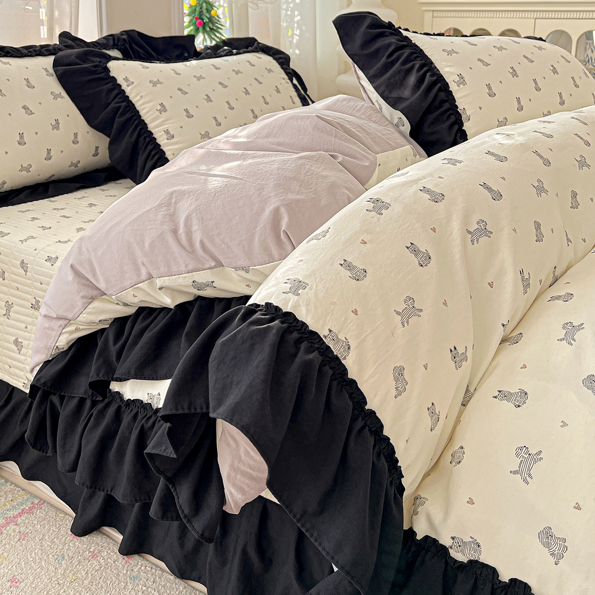 91家纺网 家纺一手货源 找家纺 富米莱（原臻工厂） 2026新款法式赫本风大花边A类古法仿棉云感纱床盖床裙四件套-场景二 恰恰狗