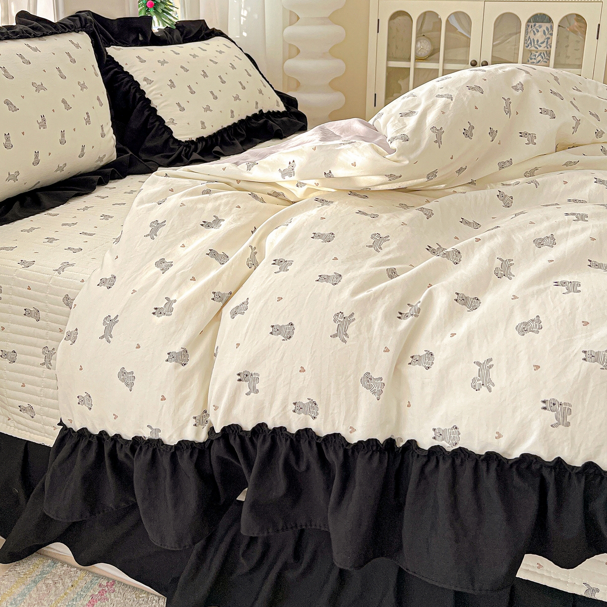 91家纺网 家纺一手货源 找家纺 富米莱（原臻工厂） 2026新款法式赫本风大花边A类古法仿棉云感纱床盖床裙四件套-场景二 恰恰狗