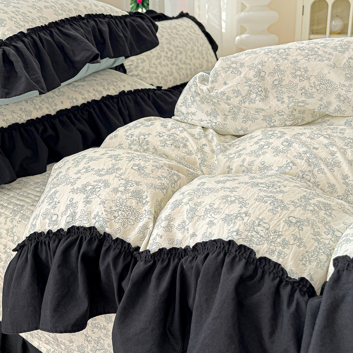 91家纺网 家纺一手货源 找家纺 富米莱（原臻工厂） 2026新款法式赫本风大花边A类古法仿棉云感纱床盖床裙四件套-场景二 兰絮语