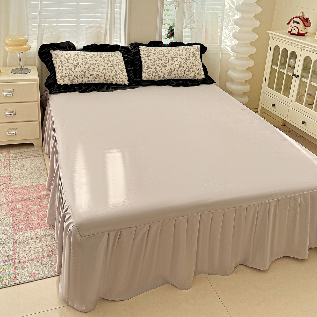 91家纺网 家纺一手货源 找家纺 富米莱（原臻工厂） 2026新款法式赫本风大花边A类古法仿棉云感纱床盖床裙四件套-场景二 星河入梦