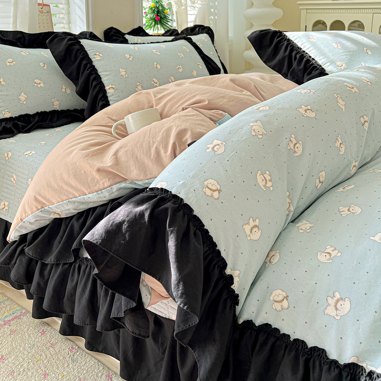 91家纺网 家纺一手货源 找家纺 富米莱（原臻工厂） 2026新款法式赫本风大花边A类古法仿棉云感纱床盖床裙四件套-场景二 雾蓝小熊