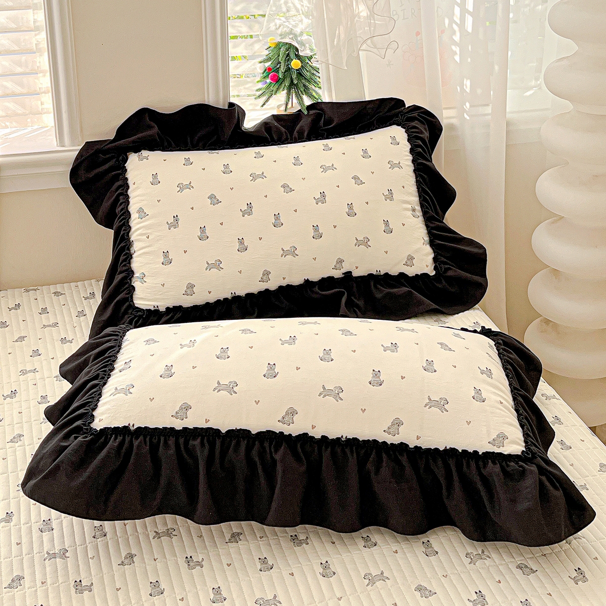 91家纺网 家纺一手货源 找家纺 富米莱（原臻工厂） 2026新款法式赫本风大花边A类古法仿棉云感纱床盖床裙四件套-场景二 恰恰狗