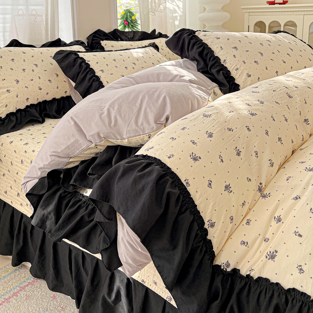 91家纺网 家纺一手货源 找家纺 富米莱（原臻工厂） 2026新款法式赫本风大花边A类古法仿棉云感纱床盖床裙四件套-场景二 小玫瑰