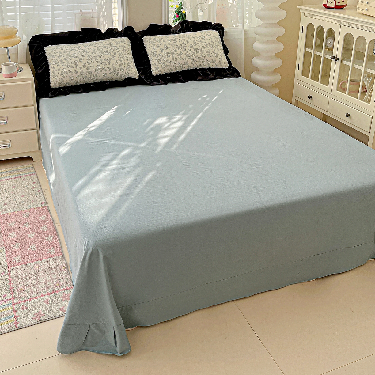 91家纺网 家纺一手货源 找家纺 富米莱（原臻工厂） 2026新款法式赫本风大花边A类古法仿棉云感纱床盖床裙四件套-场景二 兰絮语