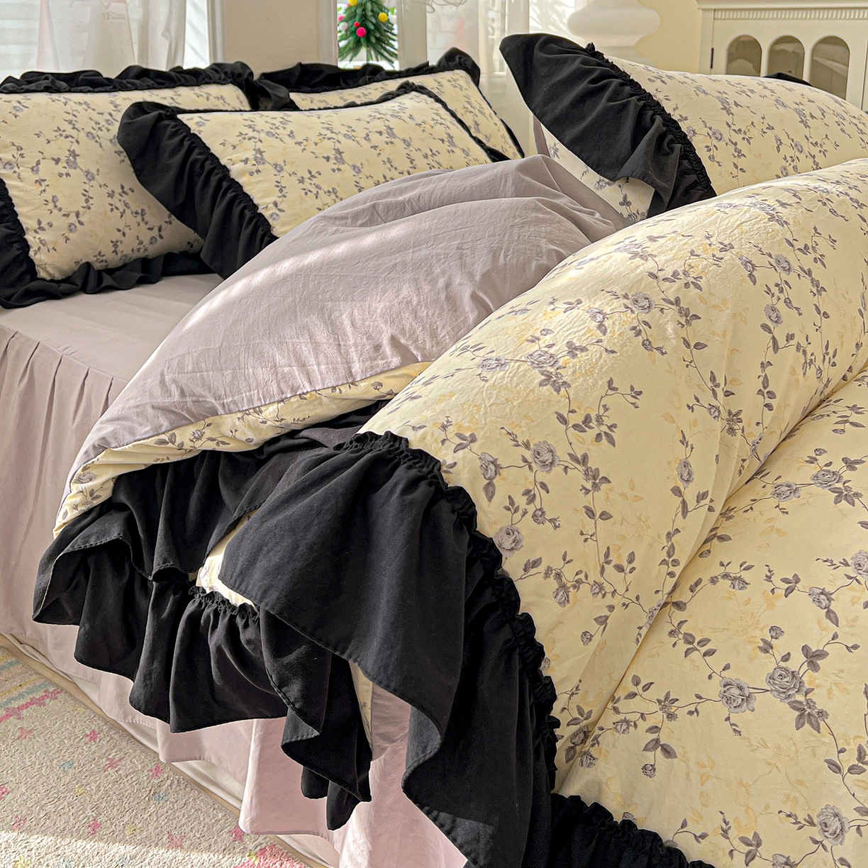 91家纺网 家纺一手货源 找家纺 富米莱（原臻工厂） 2026新款法式赫本风大花边A类古法仿棉云感纱床盖床裙四件套-场景二 槿上花开