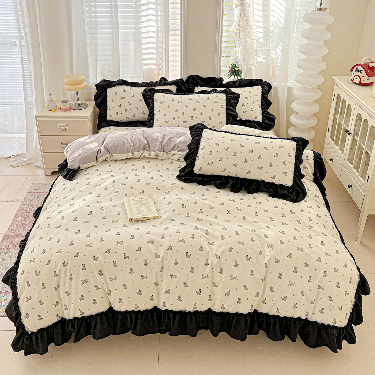 91家纺网 家纺一手货源 找家纺 富米莱（原臻工厂） 2026新款法式赫本风大花边A类古法仿棉云感纱床盖床裙四件套-场景二 恰恰狗